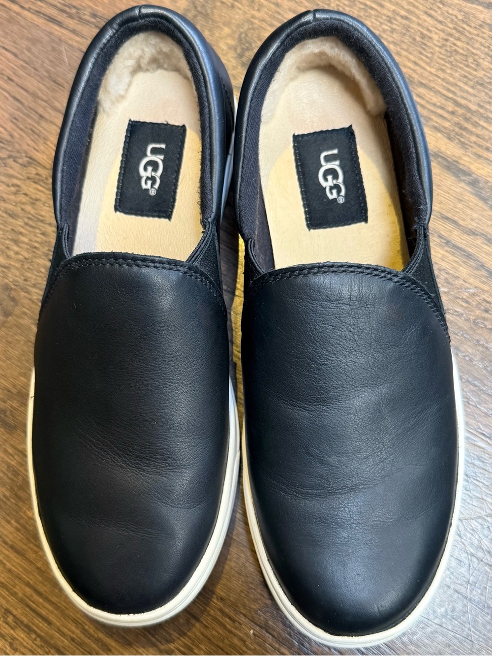 UGG Kitlyn Leather Slip On Sneaker Black Size 6 EUC